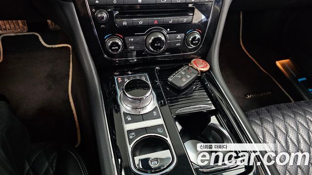 Jaguar XJ 2019 — photo 9