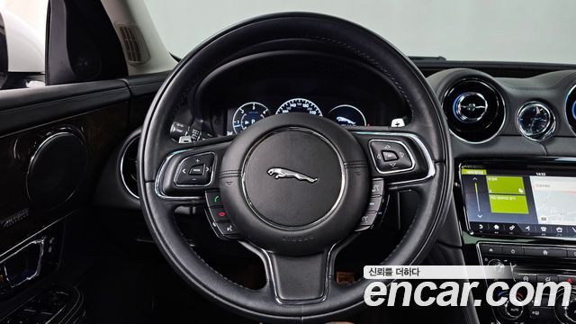 Jaguar XJ 2019 — photo 13