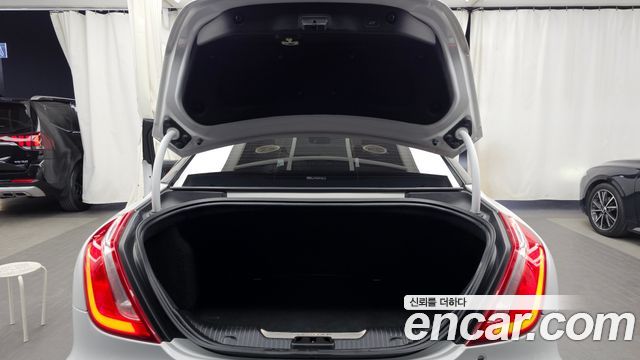 Jaguar XJ 2019 — photo 20