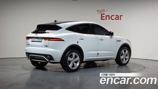 Jaguar E-PACE 2018 — photo 2