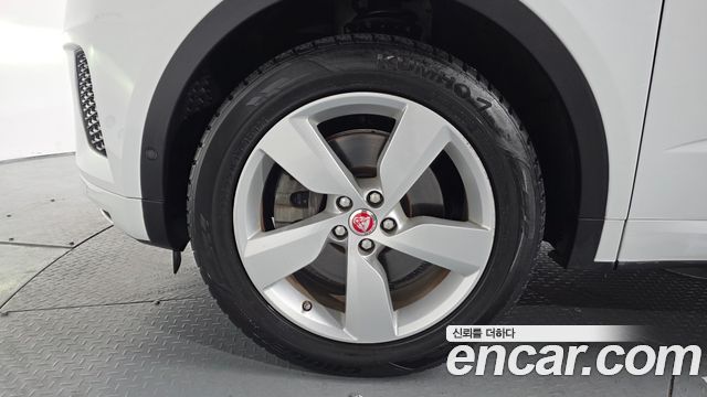 Jaguar E-PACE 2018 — photo 5
