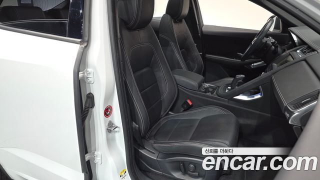 Jaguar E-PACE 2018 — photo 10
