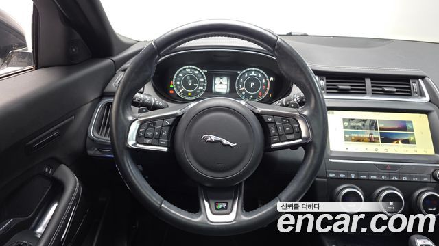 Jaguar E-PACE 2018 — photo 13