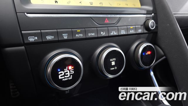 Jaguar E-PACE 2018 — photo 16