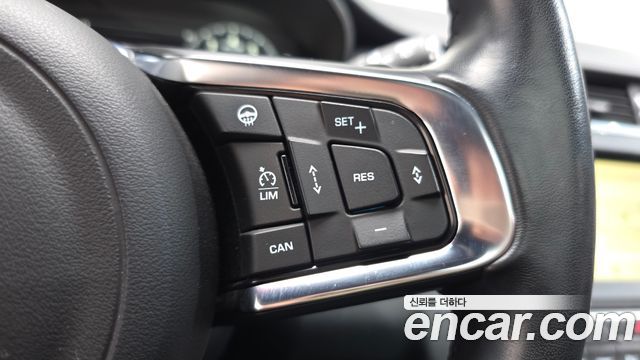Jaguar E-PACE 2018 — photo 19