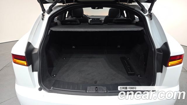Jaguar E-PACE 2018 — photo 20