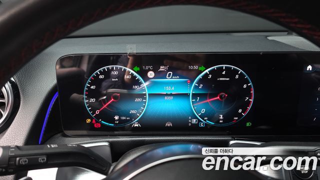 Mercedes-Benz GLB-Class 2022 — photo 8