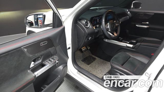 Mercedes-Benz GLB-Class 2022 — photo 12