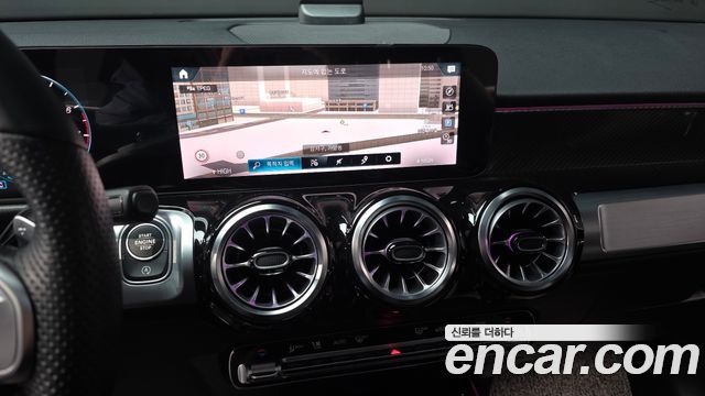 Mercedes-Benz GLB-Class 2022 — photo 15