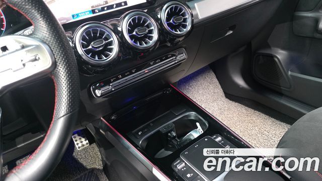 Mercedes-Benz GLB-Class 2022 — photo 17