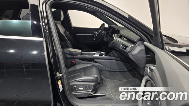 Audi e-tron 2022 — photo 11