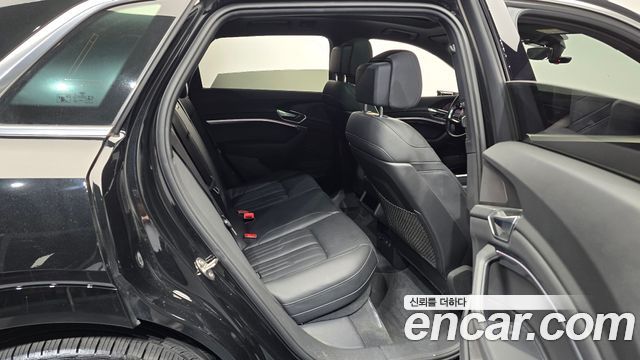 Audi e-tron 2022 — photo 12