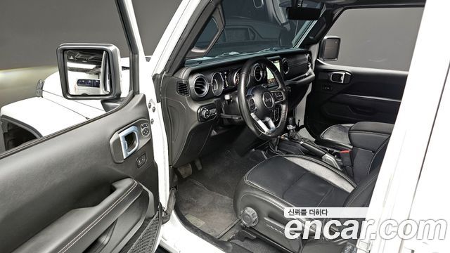 Jeep Wrangler 2021 — photo 11