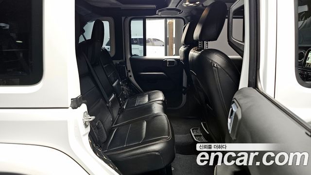 Jeep Wrangler 2021 — photo 12