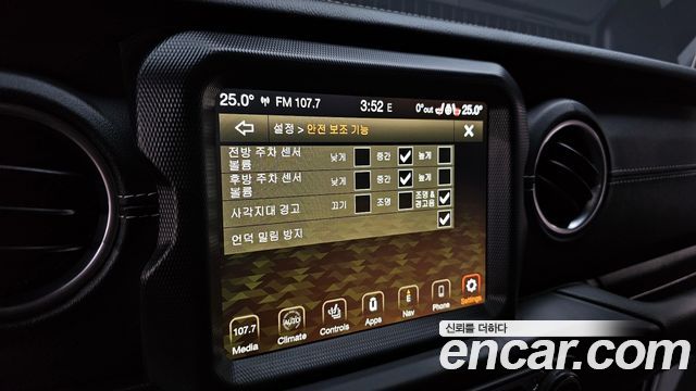 Jeep Wrangler 2021 — photo 16
