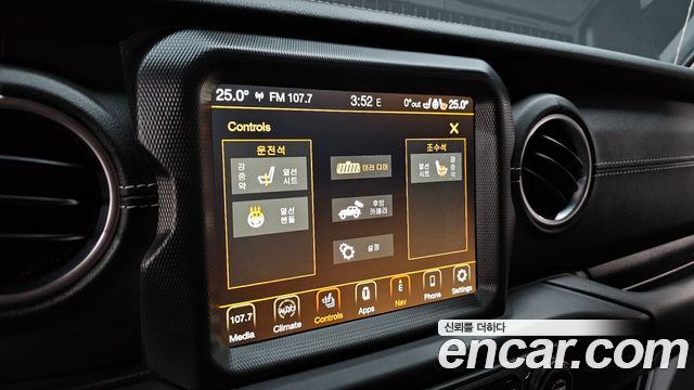 Jeep Wrangler 2021 — photo 18