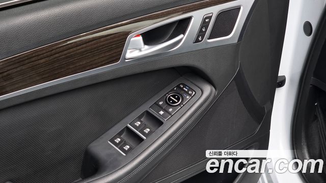 Genesis G80 2017 — photo 17