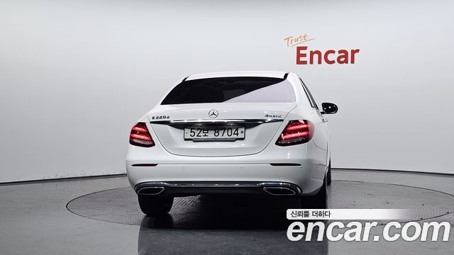Mercedes-Benz E-Class 2018 — photo 4