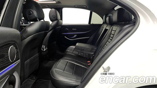 Mercedes-Benz E-Class 2018 — photo 12