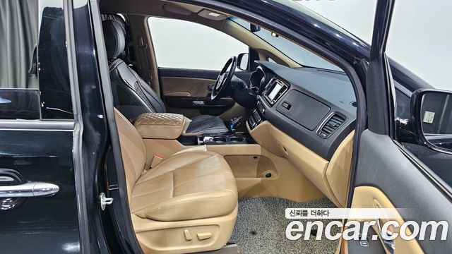 Kia Canival 2016 — photo 11