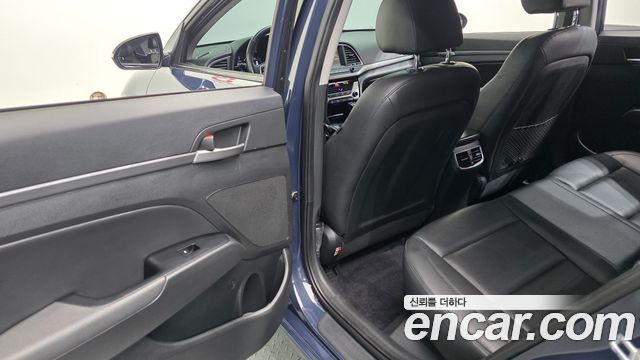 Hyundai AVANTE 2016 — photo 19