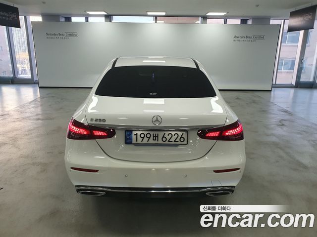 Mercedes-Benz E-Class 2023 — photo 4