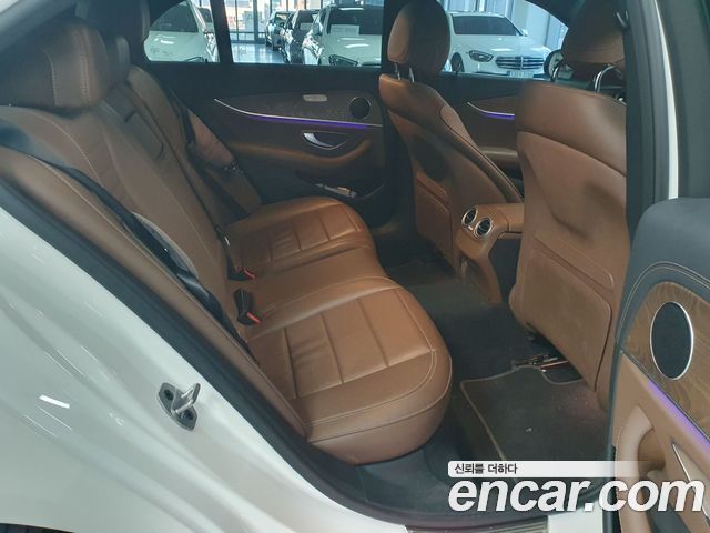Mercedes-Benz E-Class 2023 — photo 10
