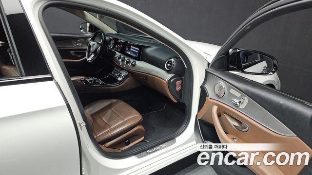 Mercedes-Benz E-Class 2017 — photo 11