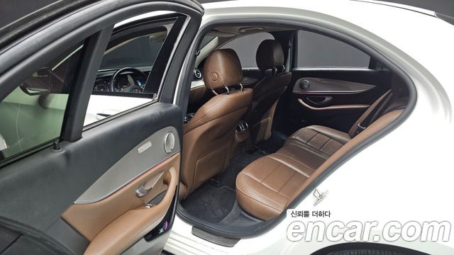 Mercedes-Benz E-Class 2017 — photo 12