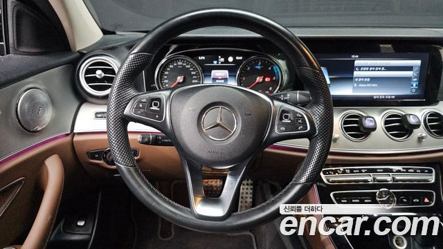 Mercedes-Benz E-Class 2017 — photo 14