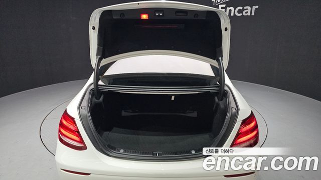 Mercedes-Benz E-Class 2017 — photo 20
