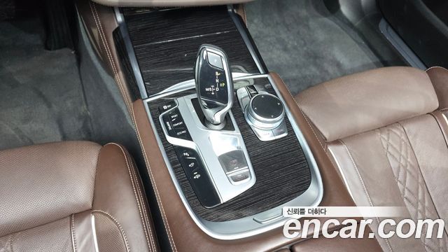 BMW 7-Series 2017 — photo 9