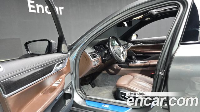 BMW 7-Series 2017 — photo 10