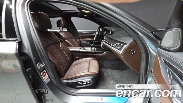 BMW 7-Series 2017 — photo 11