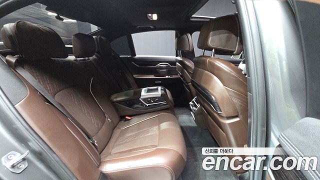 BMW 7-Series 2017 — photo 12