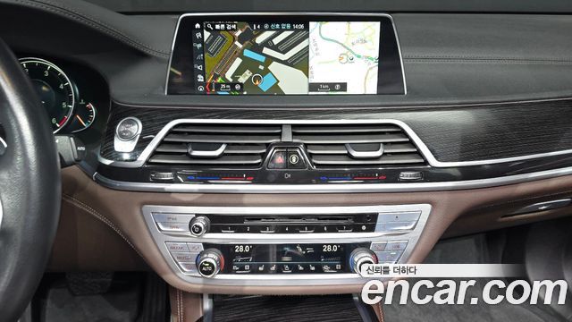 BMW 7-Series 2017 — photo 14