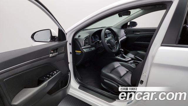 Hyundai AVANTE 2017 — photo 10