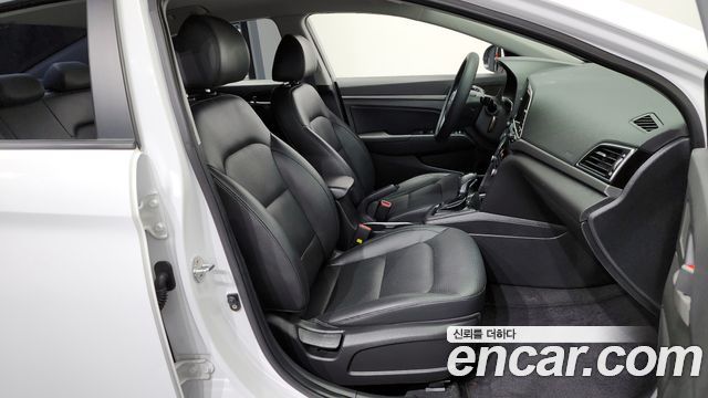 Hyundai AVANTE 2017 — photo 11