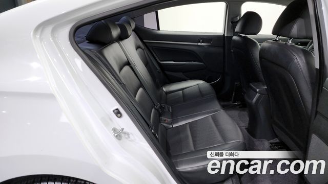 Hyundai AVANTE 2017 — photo 12