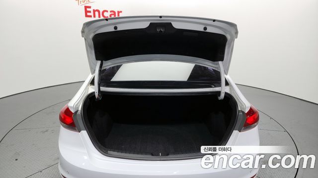 Hyundai AVANTE 2017 — photo 20