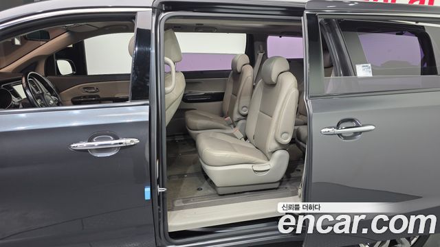 Kia Canival 2015 — photo 11