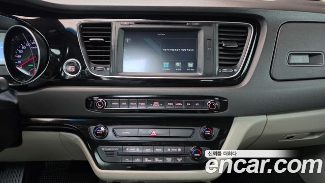 Kia Canival 2015 — photo 16