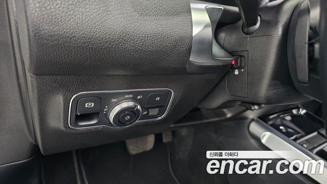 Mercedes-Benz GLB-Class 2020 — photo 16