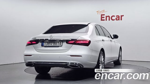 Mercedes-Benz E-Class 2022 — photo 2