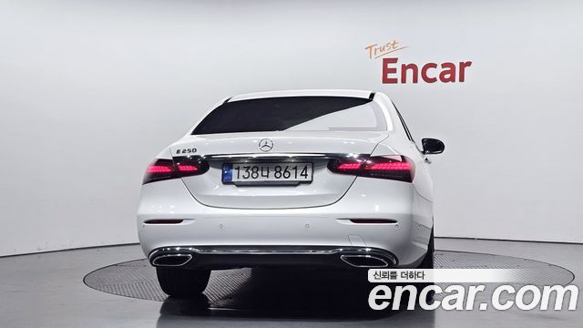 Mercedes-Benz E-Class 2022 — photo 4