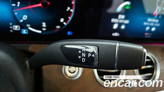 Mercedes-Benz E-Class 2022 — photo 9