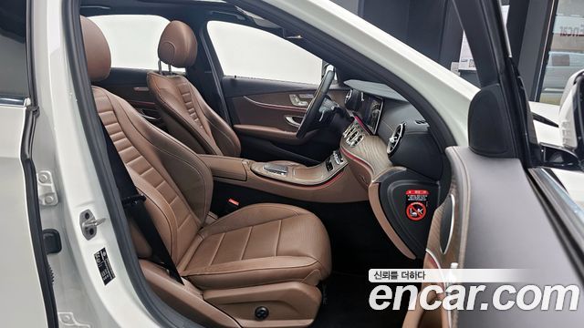Mercedes-Benz E-Class 2022 — photo 10