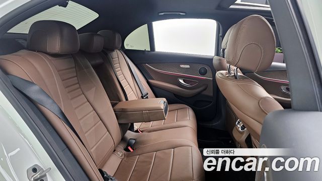 Mercedes-Benz E-Class 2022 — photo 12