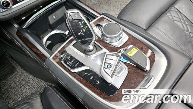 BMW 7-Series 2018 — photo 9