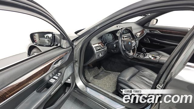 BMW 7-Series 2018 — photo 10